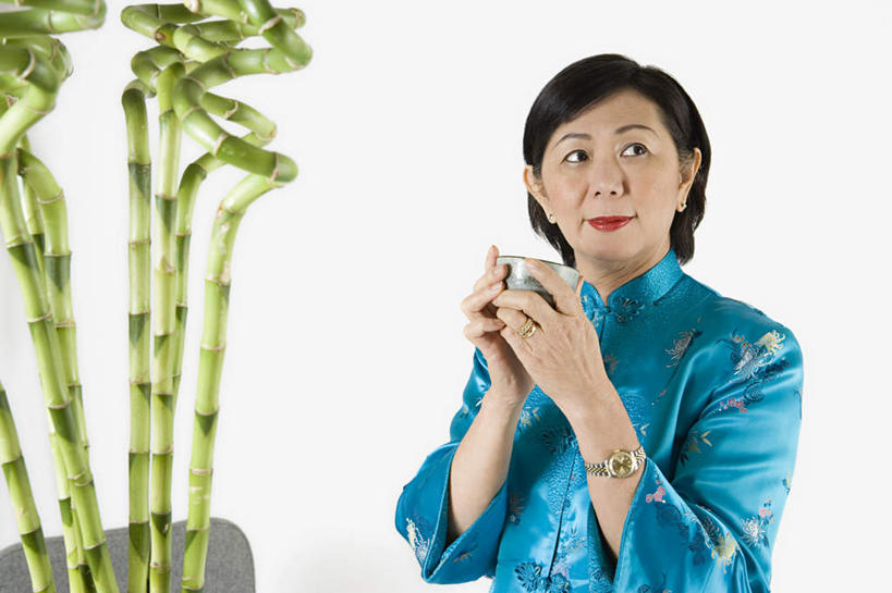 东方人,一个人,站,横图,室内,白天,白色背景,正面,民族服装,纯洁,竹子,杯子,亚洲,仅一个女性,仅一个人,握,服装,拿,拿着,注视,黄种人,衣服,蓝色,水杯,观察,看,站着,握着,摄影,服饰,仅一个老年女性,影棚,观看,吉祥,察看,高雅,富贵,衣着,穿着,关注,吉利,奉献,富贵竹,开运竹,辛氏龙树,竹蕉,质朴,正直,衣饰,担当,平安,老年女性,女人,女性,亚洲人,茶杯,竹,站立,半身,彩图,影棚拍摄,传统服装,民俗服,拍摄,唐装,奋进,操守,四君子,岁寒三友,性坚,虚怀,虚心,善群,卓尔