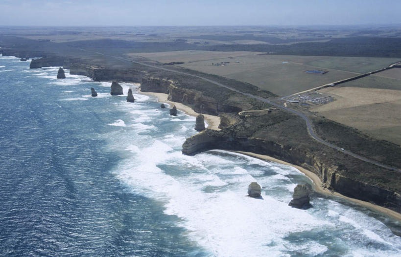 无人,横图,俯视,航拍,室外,白天,旅游,度假,海浪,海洋,石头,美景,沙滩,植物,澳大利亚,沙子,石子,地平线,海岸,景观,浪花,悬崖,辽阔,地面,沙地,娱乐,树,树木,蓝色,绿色,蓝天,天空,自然,海水,天,享受,休闲,广阔,景色,放松,生长,晴朗,成长,一望无际,鸟瞰,自然风光,延伸,大洋洲,澳洲,海景,墨尔本,万里无云,南方大陆,首府,天地相交,澳大利亚联邦,绝壁,维多利亚,维多利亚州,新金山,无边无际,一马平川,大洋路,大海,风浪,海,海水的波动,海滩,近岸浪,石块,岩石,涌浪,晴空,晴空万里,彩图,高角度拍摄