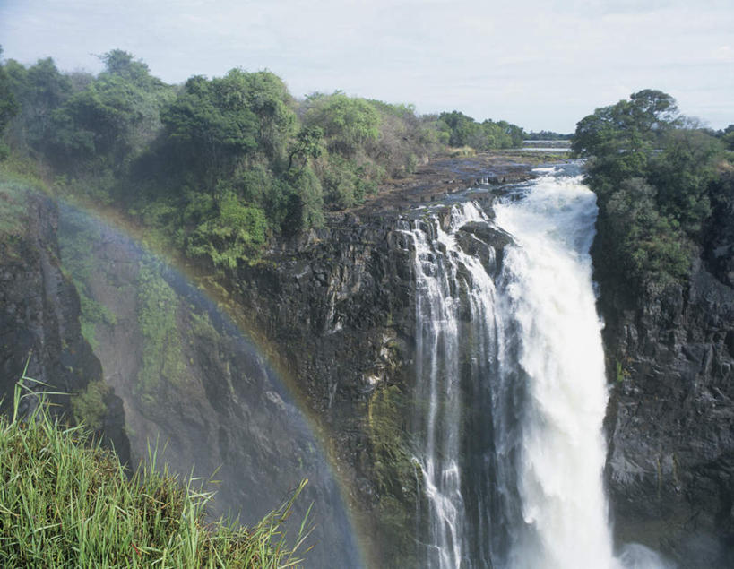 无人,横图,俯视,航拍,室外,白天,旅游,度假,彩虹,石头,美景,瀑布,山,山脉,树林,水,峡谷,植物,非洲,赞比亚,飞溅,溅,石子,液体,景观,山峰,水滴,山谷,山峦,娱乐,水珠,树,树木,绿色,天空,自然,群山,天,享受,休闲,景色,放松,生长,晴朗,成长,岩层,鸟瞰,喷洒,自然风光,万里无云,莫西奥图尼亚瀑布,维多利亚瀑布,赞比亚共和国,跌水,石块,岩石,虹,虹桥,七彩虹,晴空,晴空万里,天虹,彩图,高角度拍摄