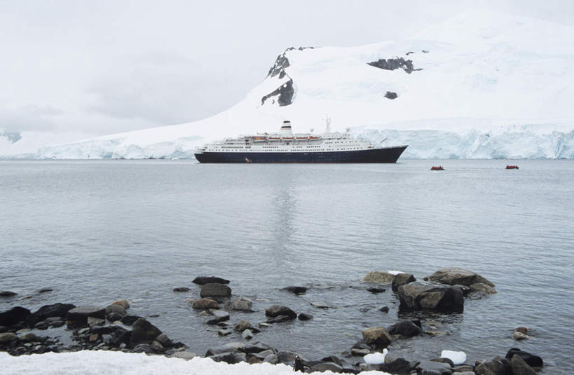 无人,横图,室外,白天,正面,旅游,度假,南极,河流,礁石,石头,美景,山,水,雪,雪山,大雪,轮船,船,一艘,朦胧,模糊,石子,冰,河水,积雪,景观,山峰,水流,雪景,冬季,冬天,山峦,娱乐,自然,交通工具,享受,休闲,景色,放松,寒冷,冰冷,自然风光,载具,南极洲,严寒,冰凉,酷寒,凛冽,凛凛,极冷,南极大陆,南极地区,南极区,南极圈,第七大陆,礁,石块,岩石,彩图