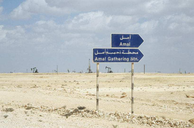 无人,横图,室外,白天,正面,旅游,度假,美景,沙漠,阿曼,亚洲,标志,文字,字符,字母,地平线,景观,云,云朵,辽阔,地面,云彩,方向,娱乐,标识,箭头,蓝色,白云,蓝天,天空,自然,天,享受,休闲,广阔,景色,放松,晴朗,一望无际,指向,自然风光,延伸,西亚,油田,天地相交,簇,阿曼苏丹国,无边无际,一马平川,大漠,砂漠,晴空,彩图