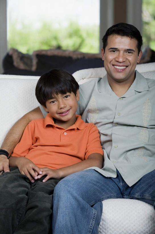 西方人,儿童,两个人,家庭,父亲,儿子,客厅,坐,抱,笑,微笑,露齿笑,竖图,室内,白天,正面,纯洁,植物,窗户,靠垫,沙发,欧洲,欧洲人,服装,靠枕,注视,休闲装,玻璃窗,树,树木,小孩,衣服,绿色,自然,垫子,枕头,观察,看,休闲,温暖,温馨,父子,一家人,休闲服,父爱,可爱,童年,童趣,服饰,生长,成长,抱着,观看,和睦,察看,起居室,个人,搂着,关注,布艺沙发,童真,烂漫,无邪,客堂,天真,男孩,男人,男性,年轻男性,白种人,孩子,年轻人,怀抱,搂,搂抱,相抱,拥抱,坐着,半身,彩图,融洽,男生