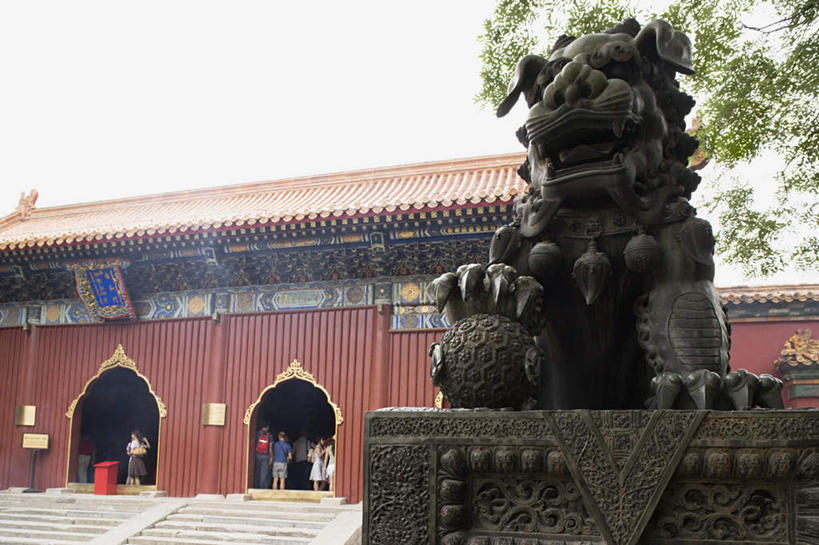 无人,家,横图,室外,白天,仰视,旅游,度假,植物,楼梯,标志建筑,地标,建筑,狮子,雕塑,艺术,装饰,标志,雕刻,雕像,瓦片,文字,字符,房屋,阶梯,屋顶,屋子,顶棚,瓦,娱乐,标识,建设,楼房,石狮子,台阶,住宅,树,树木,绿色,自然,工艺品,享受,休闲,汉字,旅游胜地,放松,建造,生长,成长,纪念,美术,中文,主题,陈列,屋瓦,功能,美学,国文,华文,彩图,低角度拍摄,房子