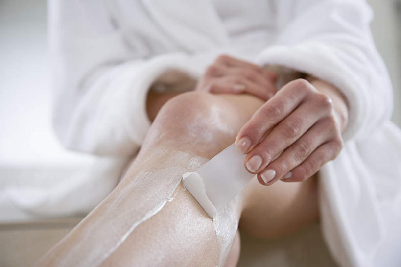 西方人,手,腿部,腿,一个人,坐,捏,横图,室内,特写,白天,白色背景,仰视,浴袍,欧洲,欧洲人,双手,仅一个年轻女性,仅一个女性,仅一个人,握,朦胧,模糊,拿,捏着,拿着,手部,脱毛膏,握着,摄影,影棚,年轻女性,女人,女性,白种人,坐着,半身,彩图,低角度拍摄,影棚拍摄,汤帷子,浴衣,拍摄