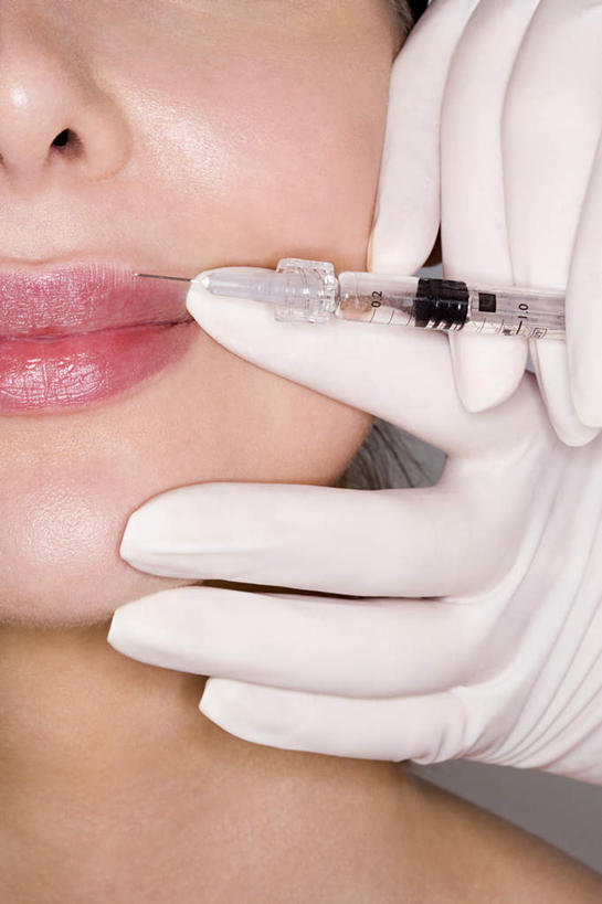 脸,头,脸颊,手,两个人,医生,站,竖图,室内,特写,白天,白色背景,正面,双手,握,阴影,朦胧,模糊,反射,影子,拿,拿着,手套,站着,医护人员,医疗人员,手部,橡胶,针管,针筒,握着,注射,摄影,影棚,医疗,医疗设备,注射器,橡胶手套,整容,橡胶制品,医用手套,年轻女性,女人,女性,头部,脸部,脸蛋,面部,大夫,站立,半身,彩图,影棚拍摄,拍摄