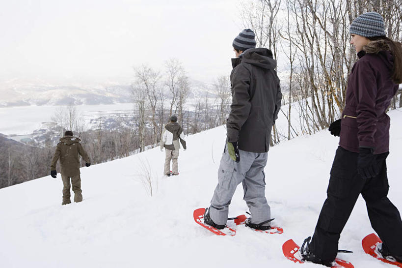 西方人,四个人,伙伴,朋友,站,走,握手,横图,室外,白天,爱情,友谊,安全,雪,植物,大雪,帽子,欧洲,欧洲人,阴影,服装,光线,影子,积雪,雪景,冬季,冬天,枝条,防护,浪漫,扭头,注视,树,树木,树枝,背面,衣服,蓝色,蓝天,天空,阳光,天,观察,看,站着,转头,四双,温暖,温馨,恩爱,寒冷,恋人,服饰,晴朗,观看,羽绒服,保暖,保护,和睦,察看,御寒,关注,保险,雪鞋,万里无云,保全,周全,安稳,安定,棉帽,严寒,虬枝,枝杈,冬装,平安,友情,男人,男性,年轻男性,年轻女性,女人,女性,白种人,情侣,晴空,晴空万里,步行,搀手,拉手,散步,手拉手,手握手,站立,走路,彩图,全身,伴侣,融洽