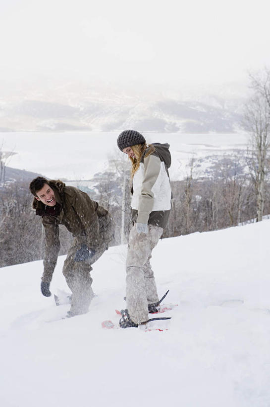 西方人,两个人,站,笑,微笑,露齿笑,竖图,室外,白天,正面,爱情,雪,植物,大雪,欧洲,欧洲人,弯腰,服装,积雪,雪景,冬季,冬天,枝条,浪漫,注视,休闲装,树,树木,树枝,衣服,观察,看,站着,休闲,温暖,温馨,休闲服,恩爱,寒冷,恋人,服饰,观看,和睦,察看,关注,雪鞋,弯身,严寒,虬枝,枝杈,男人,男性,年轻男性,年轻女性,女人,女性,白种人,情侣,抛,扔,站立,彩图,全身,伴侣,融洽