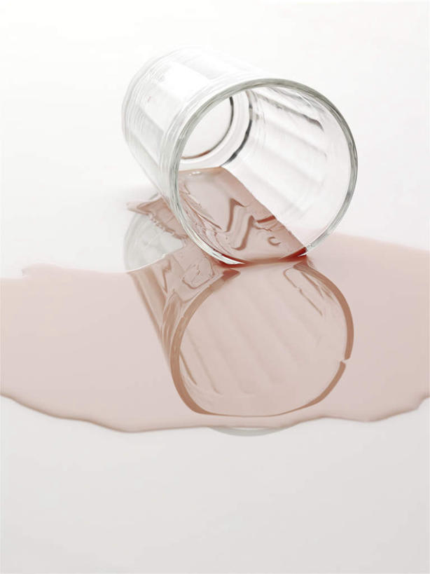 果汁,无人,竖图,俯视,室内,特写,白天,白色背景,杯子,阴影,反射,影子,饮品,凌乱,玻璃制品,饮料,一个,水杯,摄影,影棚,单个,混乱,倾泻,倾注,可口,泼洒,纷乱,缭乱,庞杂,适口,玻璃杯,彩图,高角度拍摄,影棚拍摄,拍摄