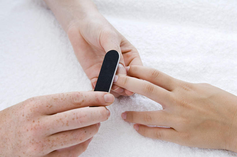 西方人,手,指甲,两个人,横图,俯视,室内,特写,白天,金属制品,欧洲,欧洲人,握,金属,工具,拿,拿着,手部,手指,美甲,握着,锉刀,指甲锉,锉子,美甲工具,年轻女性,女人,女性,白种人,手指甲,半身,彩图,高角度拍摄