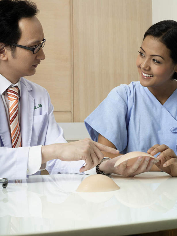 东方人,两个人,医生,病人,办公室,坐,笑,说,微笑,露齿笑,竖图,室内,白天,正面,工作服,衬衫,制服,讨论,家具,桌子,亚洲,一副,指,眼镜,办公桌,墙,领带,注视,指点,黄种人,墙壁,墙面,观察,看,医护人员,医疗人员,观看,察看,硅胶,指向,关注,手术服,近视眼镜,隆胸,办公家具,工作制服,交流,年轻女性,女人,女性,中年男性,亚洲人,大夫,患者,就医者,沟通,讲话,交谈,商讨,说话,谈话,坐着,半身,彩图,衬衣,工作套服