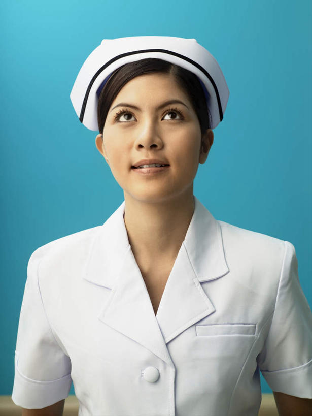 东方人,一个人,护士,站,笑,微笑,露齿笑,竖图,室内,白天,正面,工作服,制服,帽子,亚洲,仅一个年轻女性,仅一个女性,仅一个人,蓝色背景,墙,注视,黄种人,墙壁,墙面,蓝色,看,站着,护士帽,白衣天使,关注,一顶,工作制服,年轻女性,女人,女性,亚洲人,抬头,仰头,站立,半身,彩图,工作套服