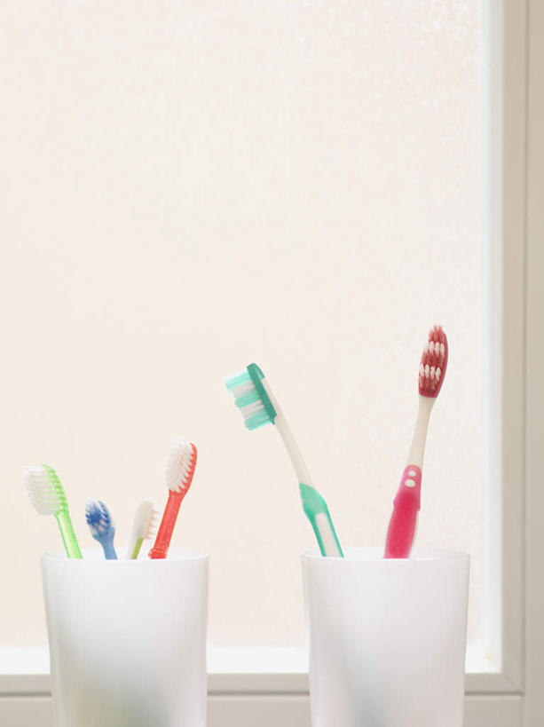 无人,竖图,室内,特写,白天,正面,卫生间,浴室,静物,杯子,阴影,反射,牙刷,影子,塑料,塑料制品,日用品,清洁,洗漱用品,塑料杯,卫生,淋浴房,彩图,冲凉房,沐浴间,沐浴室