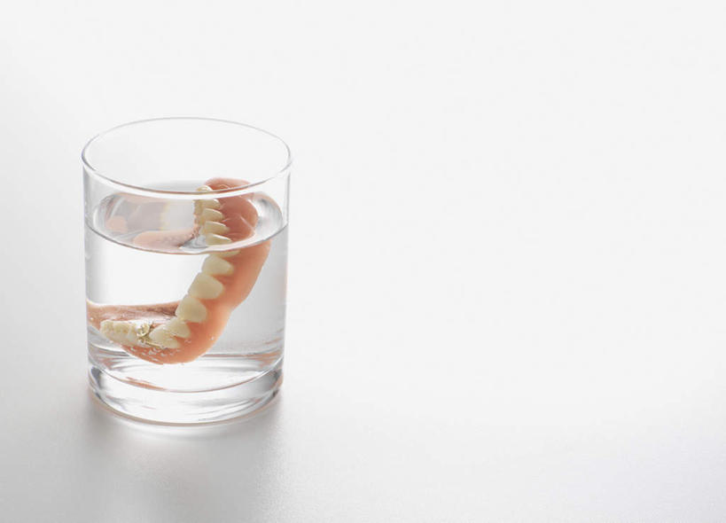 牙齿,无人,横图,俯视,室内,特写,白天,白色背景,静物,杯子,阴影,反射,影子,玻璃制品,一个,水杯,摄影,影棚,单个,假牙,荡涤,洗濯,活动假牙,义齿,齿,牙,牙龈,玻璃杯,清洗,彩图,高角度拍摄,影棚拍摄,拍摄