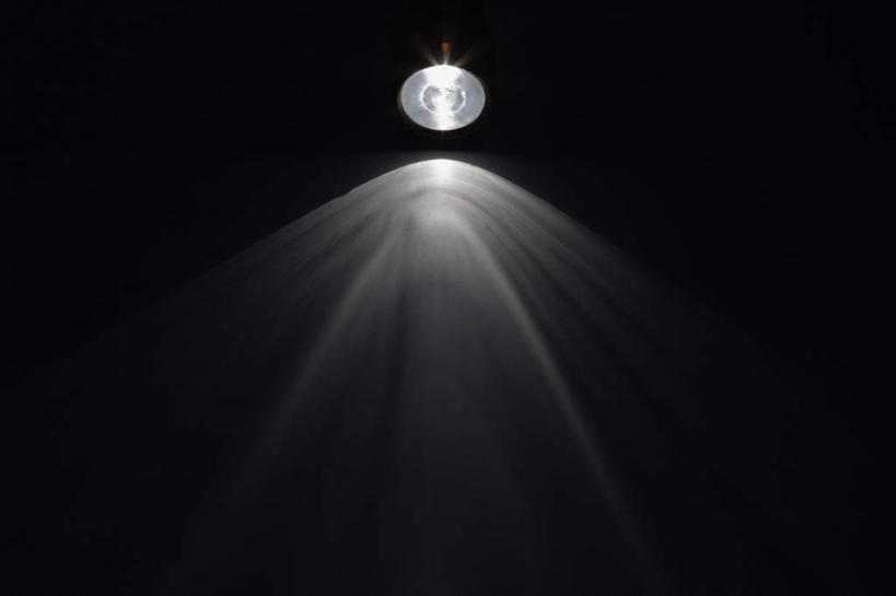 无人,横图,俯视,室内,特写,白天,照明,阴影,黑色背景,朦胧,模糊,反射,光线,影子,灯光,灯,一个,摄影,影棚,单个,照亮,照明设备,手电筒,电筒,手电,彩图,高角度拍摄,影棚拍摄,拍摄