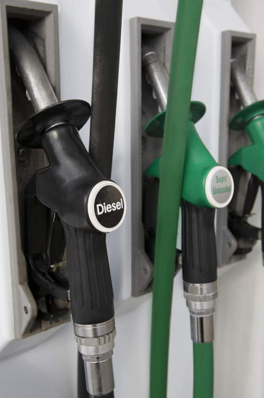 无人,竖图,室外,特写,白天,白色背景,正面,静物,一排,阴影,整齐,反射,管子,影子,排列,三个,绿色,黑色,摄影,影棚,队列,加油枪,计量加油枪,输油枪,油枪,彩图,影棚拍摄,拍摄