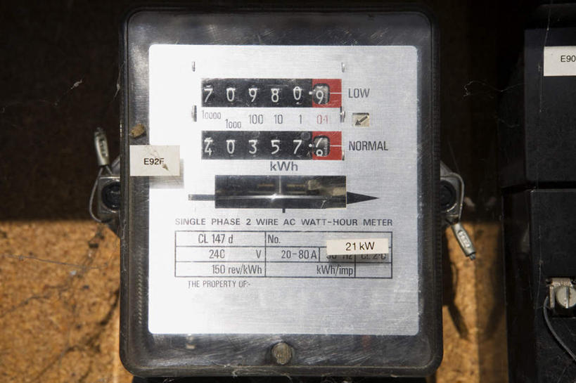 无人,横图,室外,特写,白天,正面,静物,金属制品,阴影,朦胧,模糊,反射,金属,标志,数字,文字,影子,字符,墙,棕色,标识,墙壁,墙面,电表,排列,容器,阿拉伯数字,储藏,铁盒,储存,摆列,彩图,布列,分列,贮存