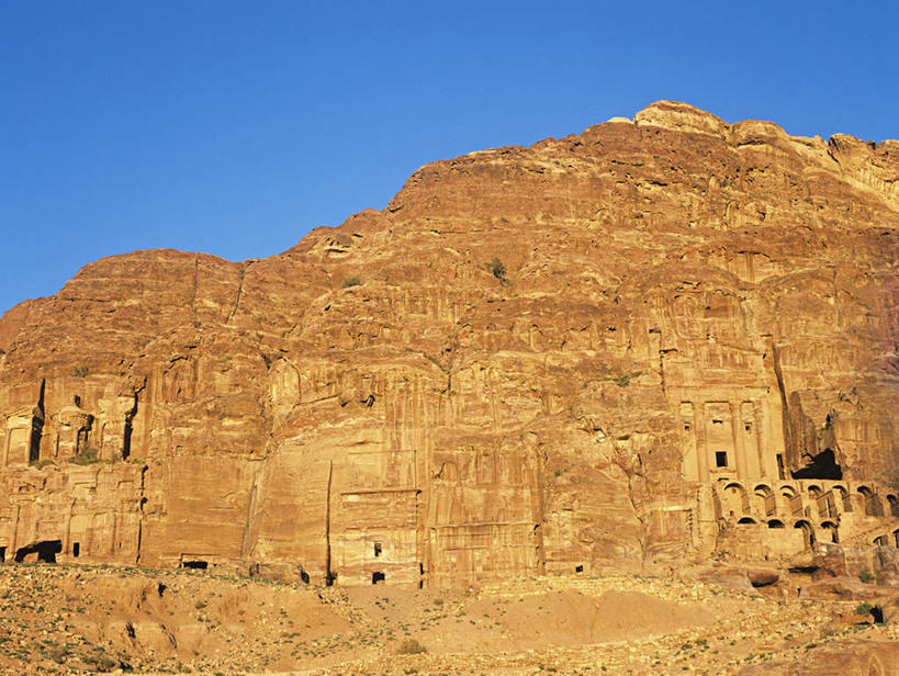 无人,横图,室外,白天,仰视,旅游,度假,名胜古迹,山,山脉,标志建筑,地标,建筑,约旦,亚洲,阴影,遗迹,光线,影子,洞,山峰,古城,山峦,古迹,文物,娱乐,建设,古建筑,蓝色,蓝天,天空,阳光,群山,天,享受,休闲,旅游胜地,放松,洞穴,晴朗,西亚,古文明,穴,万里无云,佩特拉,佩特拉城,佩特拉古城,佩特拉遗址,约旦哈希姆王国,晴空,晴空万里,彩图,低角度拍摄