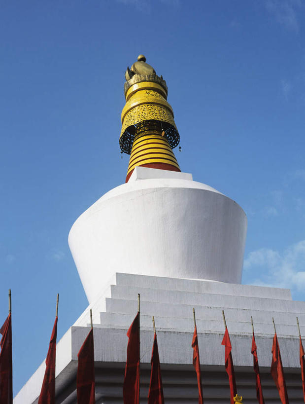 无人,寺庙,竖图,室外,白天,仰视,旅游,度假,标志建筑,地标,建筑,旗帜,印度,亚洲,一排,许多,阴影,节日,整齐,飘扬,光线,影子,云,云朵,塔,燃烧,云彩,文化,娱乐,旗子,建设,排列,蓝色,白云,蓝天,天空,阳光,香火,庙宇,天,祈祷,享受,休闲,健康,旅游胜地,放松,许愿,宗教,信仰,晴朗,纪念,飘逸,祈求,队列,飞扬,南亚,印度共和国,旌旗,旗号,锡金,锡金邦,平安,晴空,彩图,低角度拍摄,庙,寺