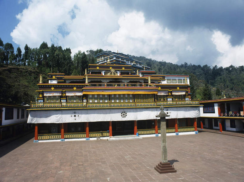 无人,广场,横图,室外,白天,正面,旅游,度假,名胜古迹,山,山脉,树林,植物,标志建筑,地标,建筑,印度,亚洲,一排,许多,阴影,遗迹,整齐,光线,瓦片,影子,柱子,屋顶,山峰,云,云朵,山峦,云彩,顶棚,瓦,古迹,文物,娱乐,建设,古建筑,树,树木,排列,蓝色,绿色,白云,蓝天,天空,阳光,自然,群山,天,享受,休闲,旅游胜地,放松,建造,生长,晴朗,成长,队列,南亚,古文明,屋瓦,印度共和国,锡金,锡金邦,晴空,彩图