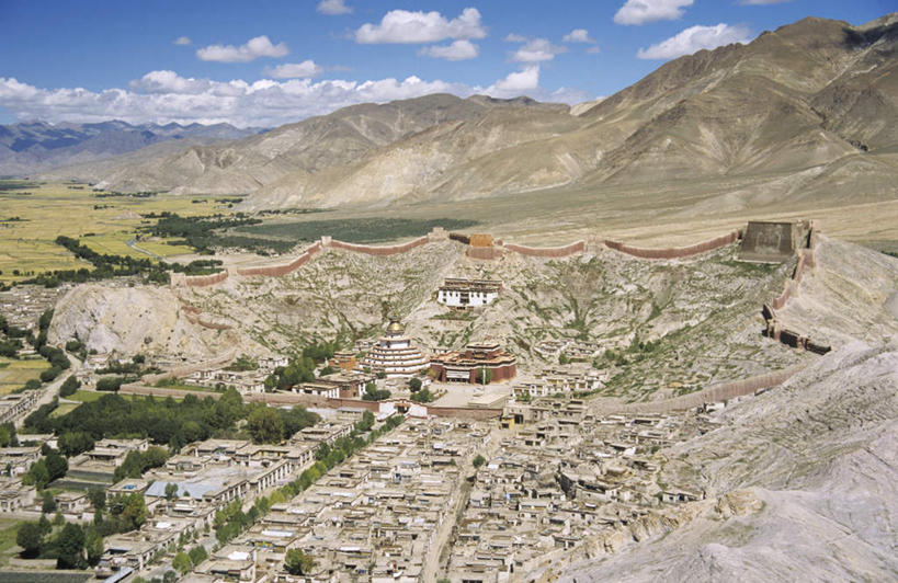 无人,横图,俯视,航拍,室外,白天,旅游,度假,草地,草坪,石头,名胜古迹,山,山脉,植物,标志建筑,地标,建筑,中国,亚洲,阴影,节日,遗迹,光线,石子,影子,山顶,山峰,云,云朵,山峦,云彩,古迹,文化,文物,娱乐,建设,古建筑,西藏,草,树,树木,蓝色,绿色,白云,蓝天,天空,阳光,自然,群山,天,祈祷,享受,休闲,健康,旅游胜地,放松,许愿,宗教,信仰,生长,晴朗,成长,纪念,祈求,基督教,鸟瞰,天主教,修道院,藏,信念,古文明,东亚,西藏自治区,沉积岩,日喀则,日喀则市,中华人民共和国,西南地区,颠峰,极峰,江孜,江孜县,水成岩,神学院,修院,隐修院,平安,石块,岩石,晴空,彩图,高角度拍摄