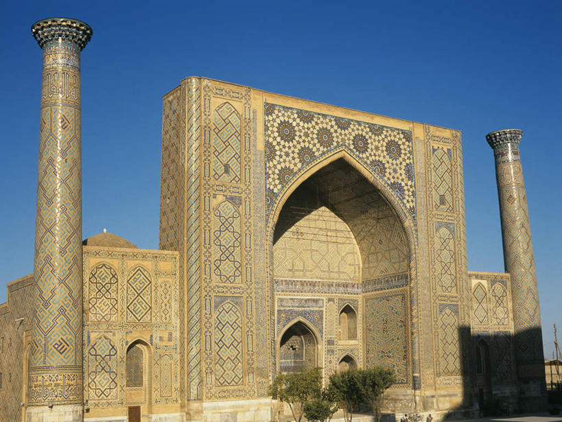 无人,横图,室外,白天,仰视,旅游,度假,名胜古迹,植物,标志建筑,地标,建筑,乌兹别克斯坦,亚洲,阴影,花纹,节日,遗迹,装饰,光线,影子,墙,古迹,文化,文物,娱乐,建设,古建筑,墙壁,墙面,树,树木,蓝色,绿色,蓝天,天空,阳光,自然,天,祈祷,享受,休闲,健康,旅游胜地,放松,许愿,宗教,信仰,生长,晴朗,成长,纪念,华丽,修饰,祈求,点缀,伊斯兰教,中亚,清真寺,古文明,万里无云,首府,衬托,美观,雅致,雅观,乌兹别克斯坦共和国,撒马尔罕,雷吉斯坦广场,撒马尔罕州,平安,晴空,晴空万里,彩图,低角度拍摄