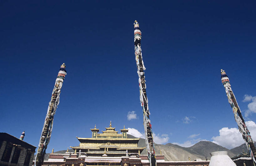 无人,寺庙,横图,室外,白天,仰视,旅游,度假,名胜古迹,标志建筑,地标,建筑,雕塑,中国,亚洲,阴影,节日,遗迹,艺术,装饰,光线,雕刻,雕像,影子,柱子,云,云朵,燃烧,云彩,古迹,文化,文物,娱乐,建设,古建筑,石雕,西藏,蓝色,白云,蓝天,天空,阳光,香火,工艺品,庙宇,天,祈祷,享受,休闲,健康,旅游胜地,放松,许愿,宗教,信仰,晴朗,纪念,祈求,美术,主题,藏,陈列,古文明,东亚,西藏自治区,中华人民共和国,西南地区,功能,美学,桑耶寺,桑耶镇,平安,晴空,彩图,低角度拍摄,庙,寺