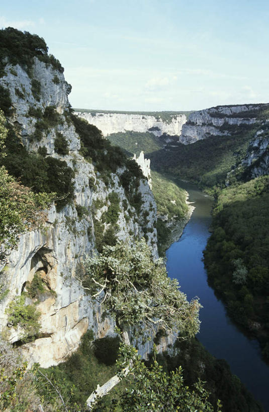 无人,竖图,俯视,航拍,室外,白天,旅游,度假,河流,美景,山,山脉,树林,水,植物,法国,欧洲,曲折,弯曲,地平线,河水,景观,山峰,水流,云,云朵,辽阔,地面,山峦,云彩,娱乐,树,树木,蓝色,绿色,白云,蓝天,天空,自然,群山,天,享受,休闲,广阔,景色,放松,蜿蜒,生长,晴朗,成长,一望无际,鸟瞰,自然风光,延伸,法兰西共和国,天地相交,法兰西第五共和国,无边无际,一马平川,阿尔代什,阿尔代什省,晴空,彩图,高角度拍摄,罗讷.阿尔卑斯,罗讷.阿尔卑斯大区