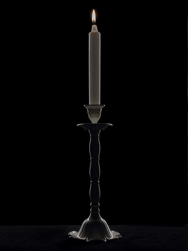 无人,竖图,室内,特写,白天,正面,静物,蜡烛,阴影,黑色背景,反射,光线,火焰,影子,烛光,烛台,燃烧,一个,点燃,摄影,影棚,单个,一支,彩图,影棚拍摄,拍摄