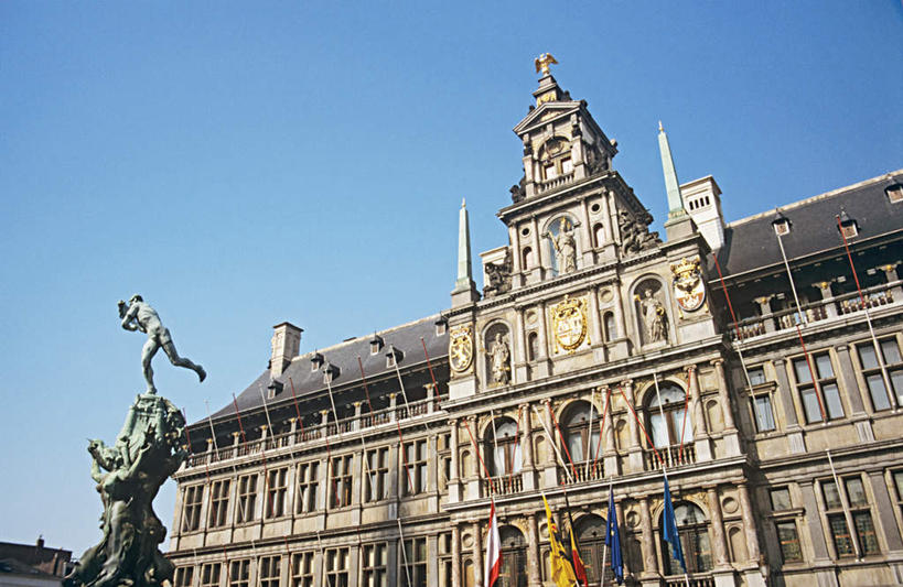 无人,横图,室外,白天,仰视,旅游,度假,窗户,标志建筑,地标,建筑,旗帜,国旗,雕塑,比利时,欧洲,一排,许多,阴影,艺术,整齐,装饰,飘扬,光线,雕刻,雕像,影子,娱乐,建设,玻璃窗,排列,蓝色,蓝天,天空,阳光,工艺品,天,享受,休闲,旅游胜地,放松,晴朗,纪念,飘逸,美术,西欧,队列,飞扬,主题,陈列,万里无云,功能,美学,比利时王国,安特卫普,法兰德斯,法兰德斯大区,法兰德斯地区,旗,晴空,晴空万里,彩图,低角度拍摄