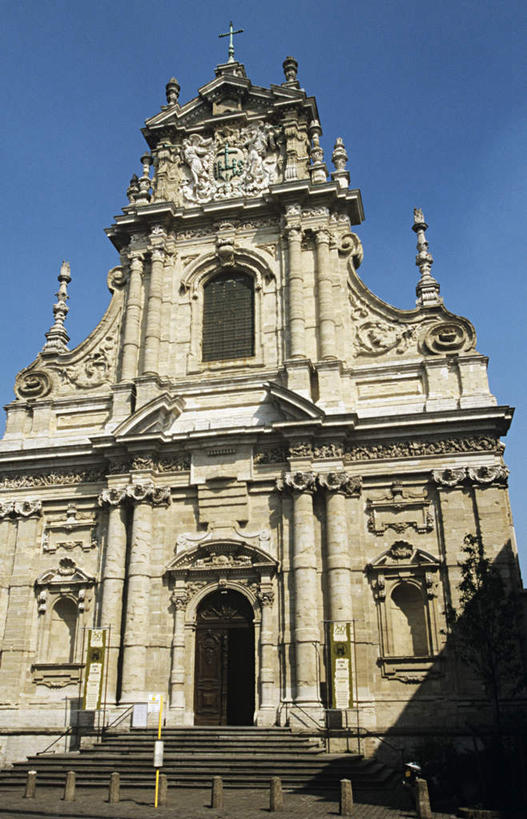 无人,教堂,竖图,室外,白天,仰视,旅游,度假,标志建筑,地标,建筑,雕塑,比利时,欧洲,阴影,节日,艺术,装饰,光线,雕刻,雕像,影子,文化,娱乐,建设,蓝色,蓝天,天空,阳光,工艺品,天,祈祷,享受,休闲,健康,旅游胜地,放松,许愿,宗教,信仰,晴朗,纪念,祈求,美术,西欧,主题,陈列,信念,万里无云,功能,美学,比利时王国,法兰德斯,法兰德斯大区,法兰德斯地区,平安,晴空,晴空万里,彩图,低角度拍摄,大教堂,礼拜堂