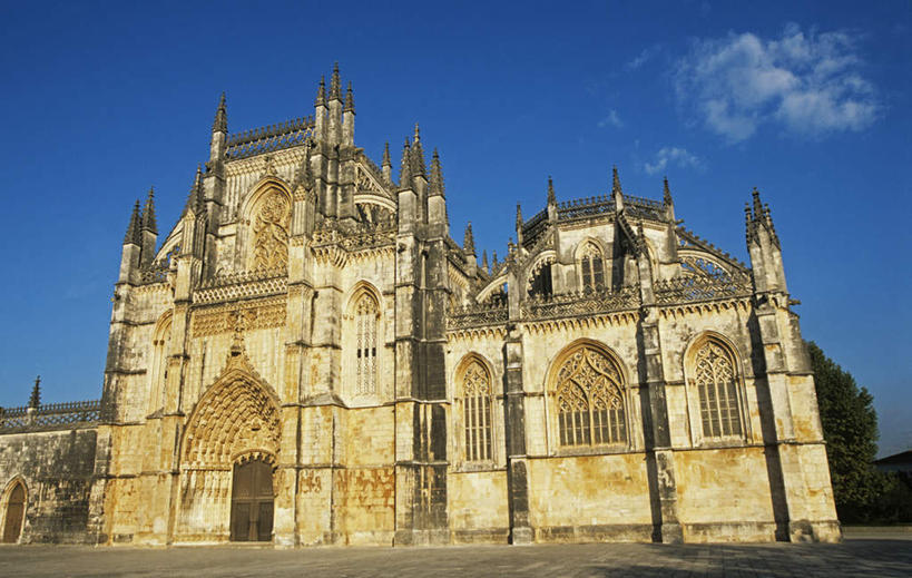 无人,横图,室外,白天,仰视,旅游,度假,名胜古迹,窗户,标志建筑,地标,建筑,葡萄牙,欧洲,阴影,节日,遗迹,光线,影子,墙,云,云朵,云彩,古迹,文化,文物,娱乐,建设,古建筑,玻璃窗,墙壁,墙面,蓝色,白云,蓝天,天空,阳光,天,祈祷,享受,休闲,健康,旅游胜地,放松,许愿,宗教,信仰,晴朗,纪念,祈求,基督教,南欧,天主教,修道院,信念,古文明,葡萄牙共和国,神学院,修院,隐修院,巴塔利亚修道院,平安,晴空,彩图,低角度拍摄