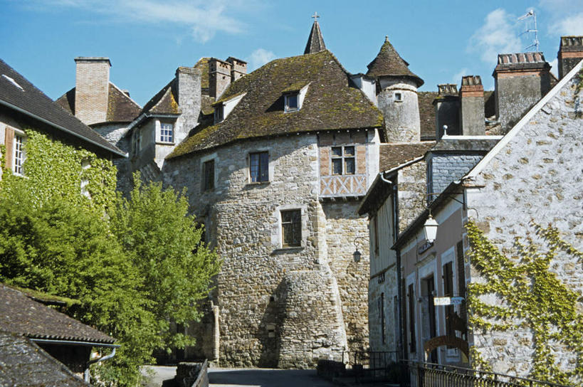 无人,横图,室外,白天,仰视,度假,石头,美景,植物,城市风光,城市,建筑,法国,欧洲,阴影,光线,石子,瓦片,影子,墙,屋顶,景观,云,云朵,云彩,顶棚,瓦,娱乐,墙壁,墙面,树,树木,蓝色,绿色,白云,蓝天,天空,阳光,自然,天,享受,休闲,景色,放松,建造,生长,晴朗,成长,屋瓦,法兰西共和国,阿基坦,法兰西第五共和国,多尔多涅省,亚魁当,阿基坦大区,多尔多涅,石块,岩石,晴空,彩图,低角度拍摄