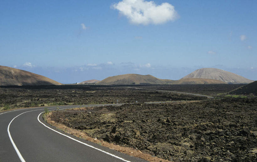 无人,公园,横图,室外,白天,正面,旅游,度假,美景,山,山脉,道路,路,公路,西班牙,欧洲,阴影,光线,影子,景观,山峰,云,云朵,分界线,停车线,交通,山峦,云彩,娱乐,蓝色,白云,蓝天,天空,阳光,自然,群山,天,享受,休闲,景色,放松,晴朗,车行道,车行道分界线,国家公园,加纳利群岛,南欧,自然风光,加那利群岛,标线,车行线,西班牙王国,兰萨罗特岛,蒂曼法亚国家公园,晴空,马路,彩图
