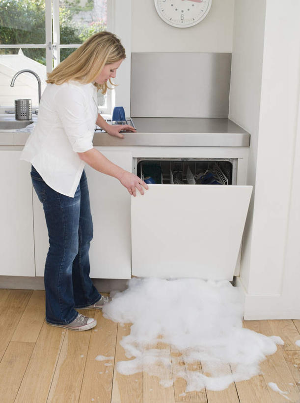 西方人,一个人,站,竖图,俯视,室内,白天,厨房,窗户,地板,欧洲,欧洲人,仅一个女性,仅一个人,服装,电器,泡沫,水龙头,墙,地面,厨房用品,注视,休闲装,开关,木地板,玻璃窗,墙壁,墙面,衣服,白色,打开,低头,观察,看,站着,仅一个中年女性,休闲,休闲服,服饰,观看,阀门,察看,家电,家用电器,洗碗机,开启,关注,水咀,泄露,女人,女性,中年女性,白种人,清洗,洗涤,站立,彩图,高角度拍摄,全身,灶间