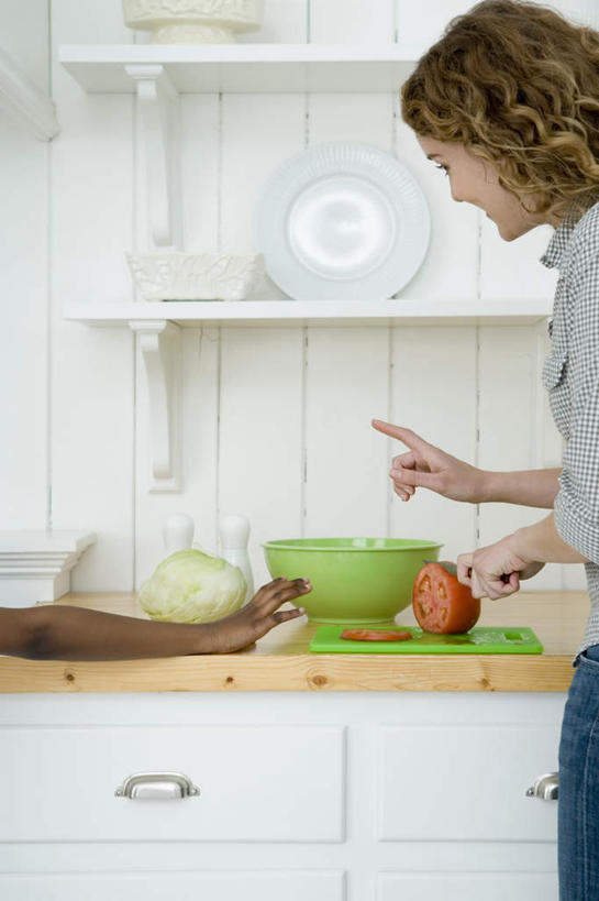 西方人,一个人,站,竖图,室内,白天,侧面,餐桌,柜子,桌子,蔬菜,西红柿,餐具,金属制品,欧洲,欧洲人,仅一个年轻女性,仅一个女性,仅一个人,一把,指,服装,新鲜,金属,碟子,工具,盘,塑料,墙,食品,案板,刀具,储物柜,注视,指点,休闲装,墙壁,墙面,砧板,食物,衣服,红色,盘子,容器,塑料制品,碟,碗,刀,观察,看,站着,休闲,休闲服,服饰,有机食品,绿色食品,餐台,观看,储藏,察看,指向,储存,关注,菜刀,教训,切菜刀,储备,蕴藏,贮备,年轻女性,女人,女性,白种人,番茄,站立,半身,彩图,贮存