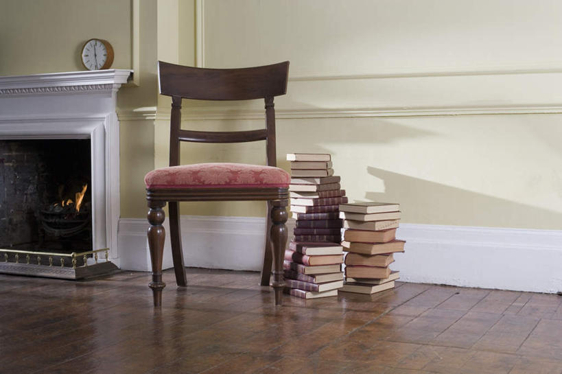 无人,客厅,横图,室内,白天,正面,壁炉,地板,静物,书籍,椅子,一把,一堆,许多,阴影,堆叠,堆积,时间,反射,时钟,影子,木椅,墙,地面,计时,木地板,墙壁,墙面,白色,钟表,表,堆,起居室,客堂,书,图书,钟,彩图