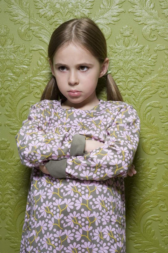 西方人,儿童,一个人,站,双手交叉,竖图,室内,白天,正面,纯洁,欧洲,欧洲人,仅一个女性,仅一个人,绿色背景,服装,生气,墙,注视,休闲装,墙壁,墙面,小孩,衣服,绿色,观察,看,站着,仅一个小孩,休闲,休闲服,可爱,童年,童趣,摄影,服饰,影棚,观看,察看,双手抱胸,气愤,关注,童真,烂漫,无邪,负气,怄气,天真,女孩,女人,女性,白种人,孩子,站立,半身,彩图,影棚拍摄,拍摄,女生