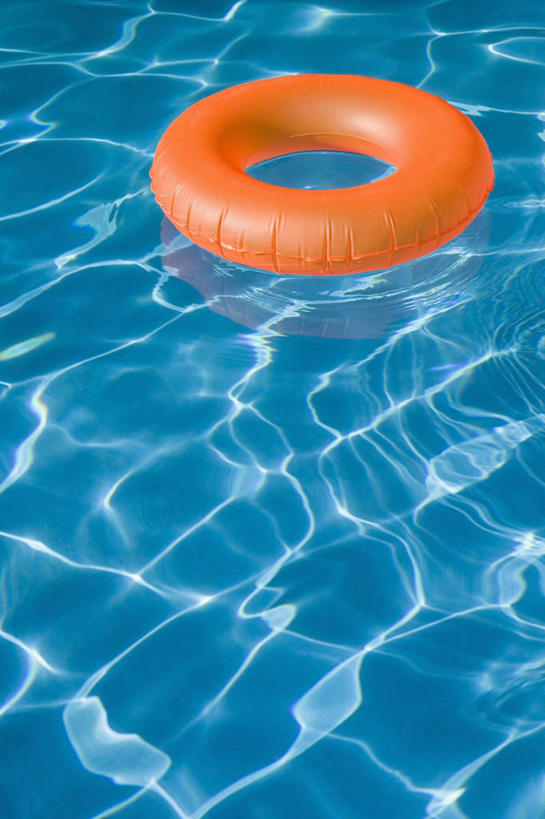 游泳,无人,游泳池,竖图,俯视,室外,特写,白天,水,波纹,漂浮,飘扬,救生圈,塑料,水池,水面,涟漪,飘落,泳池,一个,水纹,塑料制品,游泳圈,波浪,橙色,充气,单个,下沉,波光粼粼,救生,降落,水晕,泅水,飘零,彩图,高角度拍摄