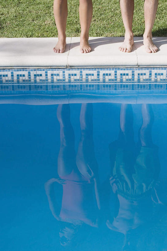 西方人,腿部,脚,脚趾,脚趾甲,腿,两个人,体育馆,游泳池,站,竖图,俯视,室外,特写,白天,爱情,草地,草坪,水,植物,欧洲,欧洲人,波纹,朦胧,模糊,水池,水面,涟漪,浪漫,光脚,泳池,裸露,草,绿色,水纹,波浪,站着,温暖,温馨,赤脚,恩爱,恋人,波光粼粼,和睦,游泳馆,裸,水晕,男人,男性,年轻男性,年轻女性,女人,女性,白种人,脚指甲,情侣,站立,半身,彩图,高角度拍摄,伴侣,融洽