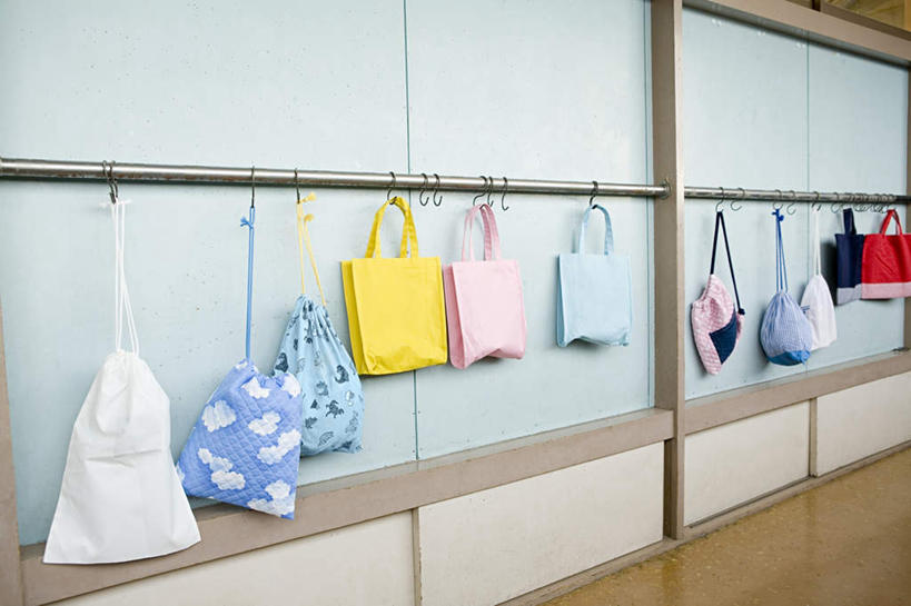 无人,横图,室内,白天,正面,一排,许多,吊挂,悬挂,整齐,包,皮包,墙,挂钩,很多,挂,墙壁,墙面,排列,教室,单肩包,课堂,队列,彩图