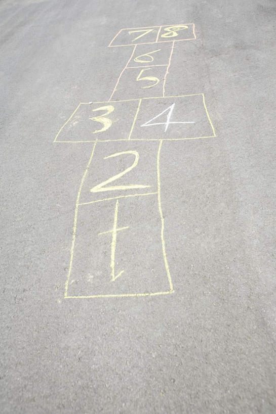 无人,竖图,俯视,室外,白天,游戏,笔,标志,工具,数字,文字,字符,地面,玩,娱乐,标识,粉笔,学习用品,休闲,阿拉伯数字,活动,跳房子,文具用品,发泄,消遣,智力,宣泄,跳方格,跳方阵,白垩,玩耍,嬉戏,彩图,高角度拍摄