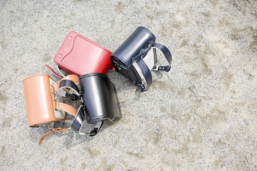 无人,横图,俯视,室外,特写,白天,静物,阴影,反射,包,书包,影子,地面,红色,黑色,背包,四个,橙色,彩图,高角度拍摄,双肩包