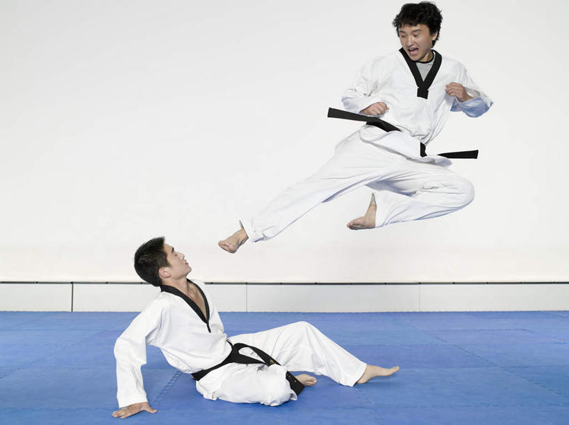 东方人,两个人,运动员,坐,跳,横图,室内,白天,正面,竞争,跆拳道,亚洲,对抗,服装,冲突,墙,半空,注视,黄种人,墙壁,墙面,衣服,白色,观察,看,服饰,观看,察看,衣着,穿着,对立,关注,矛盾,敌对,挫败,斗争,抗拒,抗衡,衣饰,男人,男性,年轻男性,亚洲人,体育运动员,运动选手,跳跃,坐着,彩图,全身,练功服