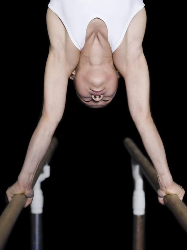 东方人,儿童,一个人,运动员,竖图,室内,白天,正面,运动服,锻炼,纯洁,运动,双杠,亚洲,仅一个男性,仅一个人,撑,黑色背景,服装,注视,黄种人,运动器械,小孩,衣服,观察,看,仅一个小孩,健身器械,可爱,童年,童趣,摄影,服饰,影棚,观看,察看,撑着,衣着,穿着,关注,健身器材,童真,烂漫,无邪,衣饰,体育,天真,男孩,男人,男性,亚洲人,孩子,体育运动员,运动选手,半身,彩图,影棚拍摄,健身,拍摄,运动器材,男生,运动装