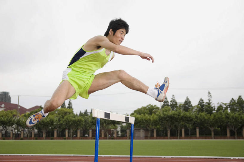 东方人,一个人,运动员,体育馆,运动场,跑,跳,横图,室外,白天,侧面,运动服,运动鞋,锻炼,运动,草地,草坪,植物,鞋子,亚洲,仅一个男性,仅一个人,服装,半空,注视,黄种人,体育场,草,树,树木,仅一个年轻男性,衣服,绿色,自然,观察,看,服饰,生长,成长,观看,休闲鞋,察看,衣着,穿着,关注,运动馆,衣饰,体育,跨栏,男人,男性,年轻男性,亚洲人,体育运动员,运动选手,跑步,跳跃,彩图,全身,健身,运动装