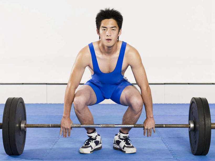 东方人,一个人,运动员,蹲,横图,室内,白天,正面,运动服,运动鞋,锻炼,运动,举重,杠铃,鞋子,亚洲,仅一个男性,仅一个人,握,服装,注视,黄种人,运动器械,仅一个年轻男性,衣服,蓝色,观察,看,健身器械,握着,服饰,观看,休闲鞋,察看,健美,衣着,穿着,关注,瘦身,健身器材,塑形,杠铃操,衣饰,体育,杠铃运动,男人,男性,年轻男性,亚洲人,体育运动员,运动选手,蹲着,彩图,全身,健身,运动器材,运动装,举重运动