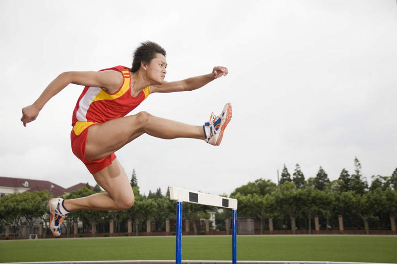 东方人,一个人,运动员,跑,跳,横图,室外,白天,侧面,运动服,运动鞋,锻炼,运动,草地,草坪,植物,鞋子,亚洲,仅一个男性,仅一个人,服装,半空,注视,黄种人,草,树,树木,仅一个年轻男性,衣服,绿色,自然,观察,看,服饰,生长,成长,观看,休闲鞋,察看,衣着,穿着,关注,衣饰,体育,跨栏,男人,男性,年轻男性,亚洲人,体育运动员,运动选手,跑步,跳跃,彩图,全身,健身,运动装