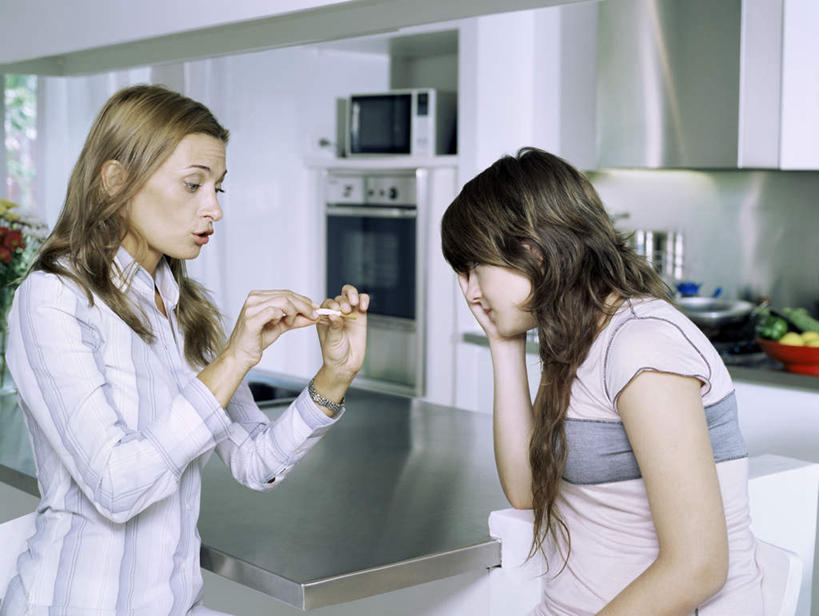 西方人,儿童,中年人,两个人,家庭,母亲,女儿,坐,横图,室内,白天,侧面,烹饪,纯洁,餐桌,厨房,桌子,香烟,厨具,欧洲,欧洲人,握,服装,电器,墙,休闲装,相视,墙壁,墙面,一个,小孩,衣服,休闲,温暖,温馨,母女,一家人,面对面,休闲服,烟,可爱,母爱,童年,童趣,握着,服饰,单个,餐台,对视,微波炉,和睦,家电,家用电器,相对,微波,炊具,童真,烂漫,无邪,烹饪用具,相看,教训,天真,女孩,女人,女性,中年女性,白种人,孩子,卷烟,烹调用具,烟草,纸烟,烹调,坐着,半身,彩图,灶间,融洽,小家电,女生