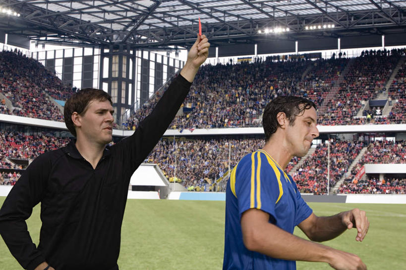 西方人,两个人,运动员,足球场,体育馆,运动场,站,走,举,横图,室外,白天,侧面,运动服,草地,草坪,植物,欧洲,欧洲人,裁判,阴影,服装,光线,影子,警告,注视,体育场,手叉腰,草,一个,衣服,绿色,阳光,叉腰,观察,看,托,站着,警示,服饰,单个,观看,禁止,提醒,察看,衣着,穿着,关注,提示,限制,惩罚,绿茵场,违规,处罚,犯规,红牌,运动馆,衣饰,危险,男人,男性,年轻男性,白种人,体育运动员,运动选手,步行,举起,举手,举着,向上举,向上伸,向上托,站立,走路,半身,彩图,足球比赛场地,运动装