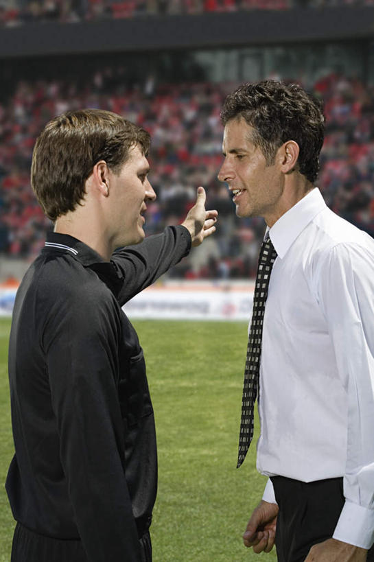 西方人,两个人,运动员,体育馆,运动场,站,竖图,室外,白天,侧面,足球,草地,草坪,植物,欧洲,欧洲人,裁判,指,领带,足球装备,注视,指点,运动器械,体育场,草,绿色,观察,看,站着,健身器械,观看,察看,指向,象征,庄重,关注,身份,健身器材,运动馆,蹴鞠,正式,地位,争辩,足球运动,男人,男性,年轻男性,中年男性,白种人,体育运动员,运动选手,辩论,站立,争论,半身,彩图,运动器材